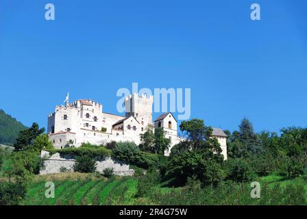 SCHLUDERNS, ITALIEN, SEPTEMBER 8: Schloss Churburg in Schludern, Italien, am 8. September 2012. Die 1250 erbaute Burg ist eine der meistbesuchten Burgen in Stockfoto