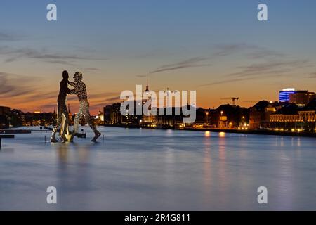 Sonnenuntergang über Berlin mit der Spree, dem Skulpturenmolekül Men und dem Fernsehturm im Hintergrund Stockfoto