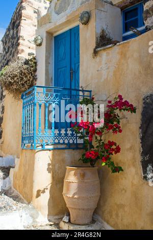 Gasse in Pyrgos auf Santorin Stockfoto