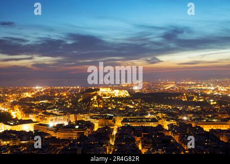 Die griechische Hauptstadt Athen mit der Akropolis nach Sonnenuntergang Stockfoto
