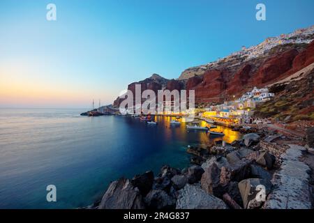 Hafen von Ammoudi auf Santorin mit Oia auf den Klippen Stockfoto