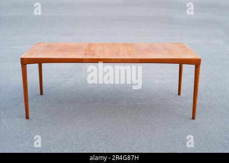 Ein Teakholz-Esstisch aus der Mitte des Jahrhunderts 50s 60s im dänischen Design Vintage Dining Massivholz modernes antikes Retro Original isoliert an weißen Wänden in modernem Stil Stockfoto