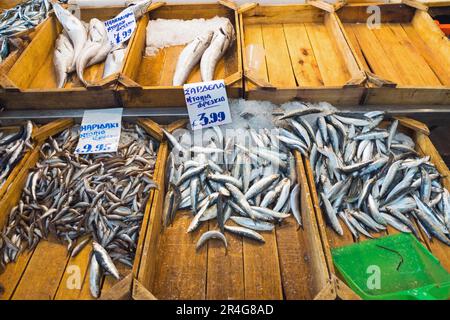 Frisch gefangener Fisch wird auf dem Fischmarkt zum Verkauf angeboten Stockfoto