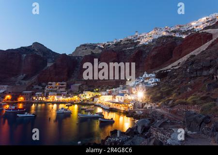 Der kleine Hafen von Ammoudi auf Santorin mit dem berühmten Oia auf den Klippen Stockfoto
