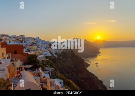 Ein typischer Sonnenaufgang auf Santorin, griechischen Inseln Stockfoto