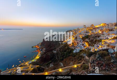 Oia und der Hafen von Ammoudi nach Sonnenuntergang Stockfoto
