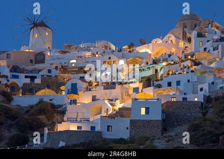 Oia mit einer der berühmten Windmühlen bei Nacht Stockfoto