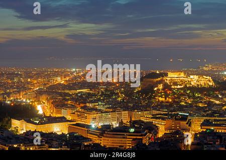 Das Zentrum von Athen in Griechenland nach Sonnenuntergang Stockfoto