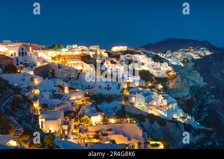 Das kleine Dorf Oia auf der griechischen Insel Santorin bei Nacht Stockfoto