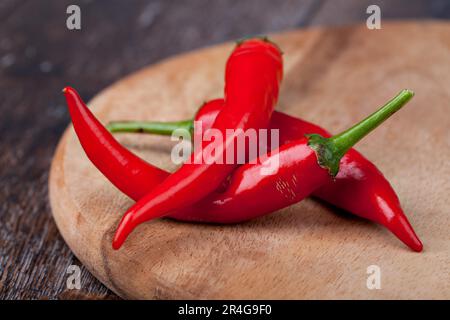 Frischer roter Pfeffer auf einem Holztisch Stockfoto