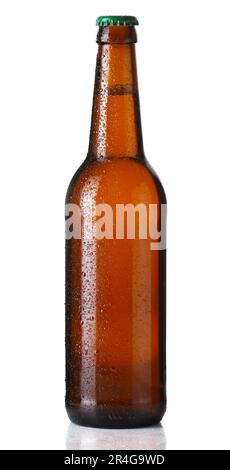 Braune Flasche Bier mit Tropfen auf weißem Hintergrund Stockfoto