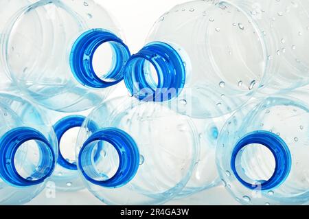 Komposition mit leeren Polycarbonat-Kunststoff-Flaschen Mineralwasser Stockfoto