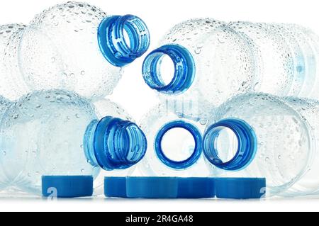 Komposition mit leeren Polycarbonat-Kunststoff-Flaschen Mineralwasser Stockfoto