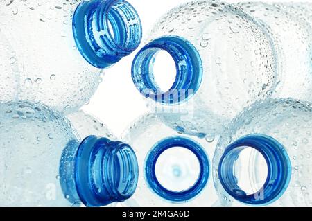 Komposition mit leeren Polycarbonat-Kunststoff-Flaschen Mineralwasser Stockfoto