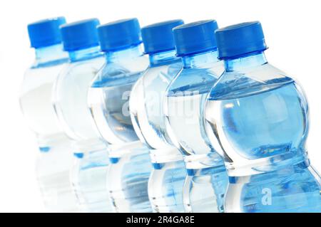 Komposition mit leeren Polycarbonat-Kunststoff-Flaschen Mineralwasser Stockfoto