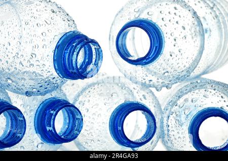 Komposition mit leeren Polycarbonat-Kunststoff-Flaschen Mineralwasser Stockfoto