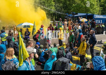 Den Haag, die Niederlande, 27.05.2023, Klimaaktivisten der Rebellion-Bewegung während der Protestaktion gegen fossile Subventionierung in Den Haag Stockfoto