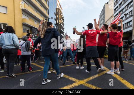 Lissabon, Portugal. 27. Mai 2023 Benfica-Fans feiern auf den Straßen von Lissabon, nachdem sie den Ligatitel für 2023 gewonnen haben: Alexandre Rotenberg/Alamy Live News Stockfoto