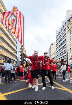 Lissabon, Portugal. 27. Mai 2023 Benfica-Fans feiern auf den Straßen von Lissabon, nachdem sie den Ligatitel für 2023 gewonnen haben: Alexandre Rotenberg/Alamy Live News Stockfoto