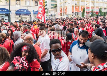 Lissabon, Portugal. 27. Mai 2023 Benfica-Fans feiern auf den Straßen von Lissabon, nachdem sie den Ligatitel für 2023 gewonnen haben: Alexandre Rotenberg/Alamy Live News Stockfoto