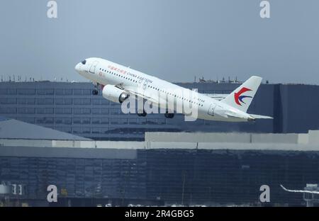 Schanghai. 28. Mai 2023. Ein C919 großes Passagierflugzeug, Chinas erstes selbst entwickeltes Kofferraumflugzeug, startet vom Shanghai Hongqiao International Airport im Osten Chinas Shanghai am 28. Mai 2023. Der C919, Chinas selbst entwickeltes großes Passagierflugzeug, schloss seinen ersten kommerziellen Flug von Shanghai nach Peking am Sonntag ab und markierte damit seinen offiziellen Eintritt in den zivilen Luftverkehr. Kredit: Xinhua/Alamy Live News Stockfoto