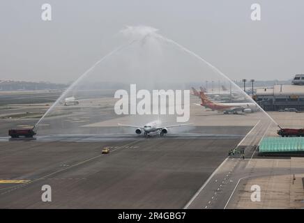 Shanghai, China. 28. Mai 2023. Ein C919 großes Passagierflugzeug, Chinas erster selbst entwickelter Rumpf-Jet, wird nach der Landung am Peking Capital International Airport in Peking, Hauptstadt von China, am 28. Mai 2023 mit einem Wassersalut begrüßt. Der C919, Chinas selbst entwickeltes großes Passagierflugzeug, schloss seinen ersten kommerziellen Flug von Shanghai nach Peking am Sonntag ab und markierte damit seinen offiziellen Eintritt in den zivilen Luftverkehr. Kredit: Wei Meng/Xinhua/Alamy Live News Stockfoto