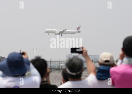 Shanghai, China. 28. Mai 2023. Die Menschen fotografieren ein großes Passagierflugzeug aus dem Jahr C919, Chinas erstes selbst entwickeltes Kofferraumflugzeug, bevor es am Peking Capital International Airport, in Peking, Hauptstadt von China, am 28. Mai 2023 landet. Der C919, Chinas selbst entwickeltes großes Passagierflugzeug, schloss seinen ersten kommerziellen Flug von Shanghai nach Peking am Sonntag ab und markierte damit seinen offiziellen Eintritt in den zivilen Luftverkehr. Kredit: Ju Huanzong/Xinhua/Alamy Live News Stockfoto