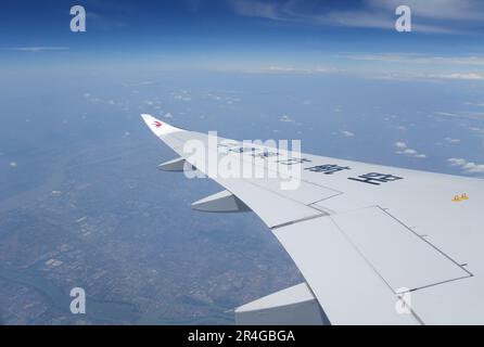 Shanghai, Chinas erster selbst entwickelter Rumpf-Jetliner. 28. Mai 2023. Ein C919 großes Passagierflugzeug, Chinas erster selbst entwickelter Rumpf-Jetliner, befindet sich am 28. Mai 2023 auf seinem ersten kommerziellen Flug von Shanghai nach Peking. Der C919, Chinas selbst entwickeltes großes Passagierflugzeug, schloss seinen ersten kommerziellen Flug von Shanghai nach Peking am Sonntag ab und markierte damit seinen offiziellen Eintritt in den zivilen Luftverkehr. Kredit: Ding Ting/Xinhua/Alamy Live News Stockfoto