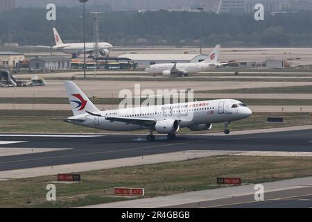 Shanghai, China. 28. Mai 2023. Ein C919 großes Passagierflugzeug, Chinas erster selbst entwickelter Rumpf-Jet, landet am Peking Capital International Airport in Peking, Hauptstadt von China, am 28. Mai 2023. Der C919, Chinas selbst entwickeltes großes Passagierflugzeug, schloss seinen ersten kommerziellen Flug von Shanghai nach Peking am Sonntag ab und markierte damit seinen offiziellen Eintritt in den zivilen Luftverkehr. Kredit: Wei Meng/Xinhua/Alamy Live News Stockfoto
