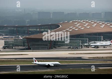 Shanghai, China. 28. Mai 2023. Ein C919 großes Passagierflugzeug, Chinas erster selbst entwickelter Rumpf-Jet, landet am Peking Capital International Airport in Peking, Hauptstadt von China, am 28. Mai 2023. Der C919, Chinas selbst entwickeltes großes Passagierflugzeug, schloss seinen ersten kommerziellen Flug von Shanghai nach Peking am Sonntag ab und markierte damit seinen offiziellen Eintritt in den zivilen Luftverkehr. Kredit: Wang Yang/Xinhua/Alamy Live News Stockfoto