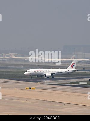 Shanghai, China. 28. Mai 2023. Ein C919 großes Passagierflugzeug, Chinas erster selbst entwickelter Rumpf-Jet, landet am Peking Capital International Airport in Peking, Hauptstadt von China, am 28. Mai 2023. Der C919, Chinas selbst entwickeltes großes Passagierflugzeug, schloss seinen ersten kommerziellen Flug von Shanghai nach Peking am Sonntag ab und markierte damit seinen offiziellen Eintritt in den zivilen Luftverkehr. Kredit: Li He/Xinhua/Alamy Live News Stockfoto