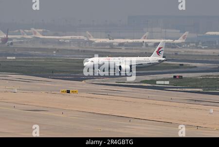 Shanghai, China. 28. Mai 2023. Ein C919 großes Passagierflugzeug, Chinas erster selbst entwickelter Rumpf-Jet, landet am Peking Capital International Airport in Peking, Hauptstadt von China, am 28. Mai 2023. Der C919, Chinas selbst entwickeltes großes Passagierflugzeug, schloss seinen ersten kommerziellen Flug von Shanghai nach Peking am Sonntag ab und markierte damit seinen offiziellen Eintritt in den zivilen Luftverkehr. Kredit: Li He/Xinhua/Alamy Live News Stockfoto