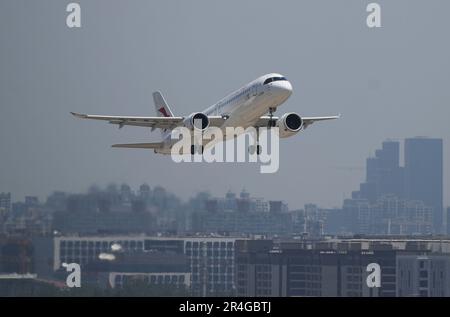 Schanghai. 28. Mai 2023. Ein C919 großes Passagierflugzeug, Chinas erstes selbst entwickeltes Kofferraumflugzeug, startet vom Shanghai Hongqiao International Airport im Osten Chinas Shanghai am 28. Mai 2023. Der C919, Chinas selbst entwickeltes großes Passagierflugzeug, schloss seinen ersten kommerziellen Flug von Shanghai nach Peking am Sonntag ab und markierte damit seinen offiziellen Eintritt in den zivilen Luftverkehr. Kredit: Xinhua/Alamy Live News Stockfoto