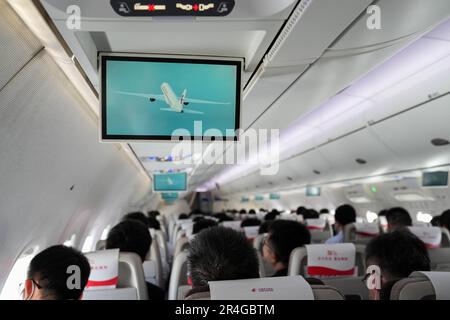 Shanghai, Chinas erster selbst entwickelter Rumpf-Jetliner. 28. Mai 2023. Ein C919 großes Passagierflugzeug, Chinas erster selbst entwickelter Rumpf-Jetliner, befindet sich am 28. Mai 2023 auf seinem ersten kommerziellen Flug von Shanghai nach Peking. Der C919, Chinas selbst entwickeltes großes Passagierflugzeug, schloss seinen ersten kommerziellen Flug von Shanghai nach Peking am Sonntag ab und markierte damit seinen offiziellen Eintritt in den zivilen Luftverkehr. Kredit: Ding Ting/Xinhua/Alamy Live News Stockfoto