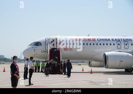 Shanghai, Shanghai Hongqiao International Airport im Schanghai im Osten Chinas. 28. Mai 2023. Passagiere steigen am Shanghai Hongqiao International Airport im Osten Chinas in Shanghai am 28. Mai 2023 in ein großes Passagierflugzeug mit C919 Passagieren, Chinas erstes selbst entwickeltes Kofferraumflugzeug. Der C919, Chinas selbst entwickeltes großes Passagierflugzeug, schloss seinen ersten kommerziellen Flug von Shanghai nach Peking am Sonntag ab und markierte damit seinen offiziellen Eintritt in den zivilen Luftverkehr. Kredit: Ding Ting/Xinhua/Alamy Live News Stockfoto