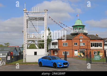 Jaguar XE Reims Edition (2020), Outer Paddock, Clubhouse, Brooklands Museum, Weybridge, Surrey, England, Großbritannien, Großbritannien, Europa Stockfoto