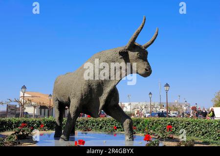 Camargue-Rinderstatue, Les Saintes-Maries-de-la-Mer, Camargue, Bouches-du-Rhone, Provence-Alpes-Cote d'Azur, Südfrankreich, Kampfstier Stockfoto