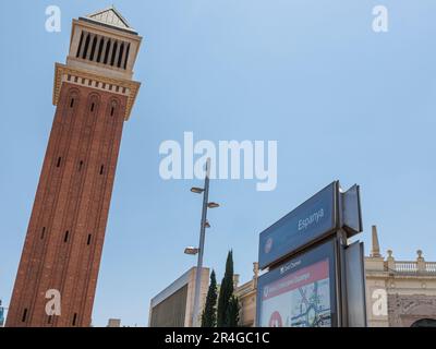 Die venezianischen Türme, zwei Türme auf der Avinguda de la Reina Maria Cristina an der Kreuzung mit dem Platz Espanya in Barcelona, Spanien. Stockfoto