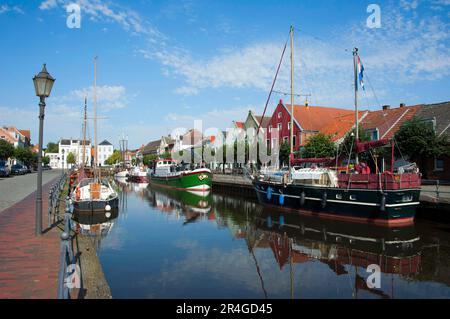 Boote im alten Hafen, Weener, Ostfriesien, Niedersachsen, Deutschland Stockfoto