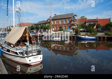 Boote im alten Hafen, Weener, Ostfriesien, Niedersachsen, Deutschland Stockfoto