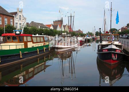 Boote im alten Hafen, Weener, Ostfriesien, Niedersachsen, Deutschland Stockfoto