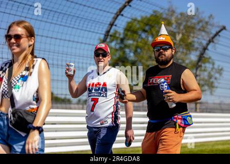 Indianapolis, USA. 26. Mai 2023. Die Fans beobachten die Rennveranstaltungen während der Indianapolis 500 auf dem Indianapolis Motor Speedway in Indianapolis, USA. (Kreditbild: © Walter G. Arce Sr./ZUMA Press Wire) NUR REDAKTIONELLE VERWENDUNG! Nicht für den kommerziellen GEBRAUCH! Stockfoto