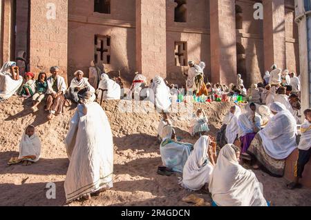 Pilger, Steinkirche, traditionelle Kleidung, weiße Umhänge, Zeremonie, Felsenkirche, in Felsen gehauchte Kirche, Bete Medhane Alem, Lalibela, Amhara-Region Stockfoto