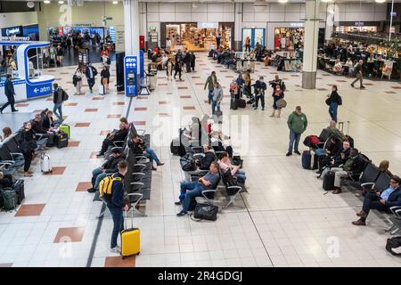 Flughafen Gatwick – in der Abflughalle im Nordterminal, mit Passagieren, die auf ihren Flug warten, England, Großbritannien. London Gatwick Stockfoto