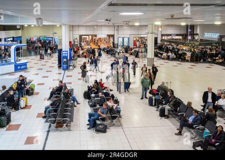 Flughafen Gatwick – in der Abflughalle im Nordterminal, mit Passagieren, die auf ihren Flug warten, England, Großbritannien. London Gatwick Stockfoto
