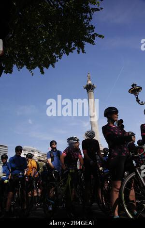 London, Großbritannien. 28/Mai/2023 Streets of London gesperrt für Ride London Cycling Event Hunderte von Radfahrern gingen für die jährliche Ride London Veranstaltung in die Straßen von London. Ab Embankment haben die Fahrer die Wahl zwischen einer Strecke von 100, 60 oder 30 Meilen. Die Fahrer auf der weitesten Reise erreichen Braintree in Essex, bevor sie zurückfahren. Reiter an einem Startpunkt versammeln sich unter Nelsons Säule. Kredit: Roland Ravenhill/Alamy. Stockfoto