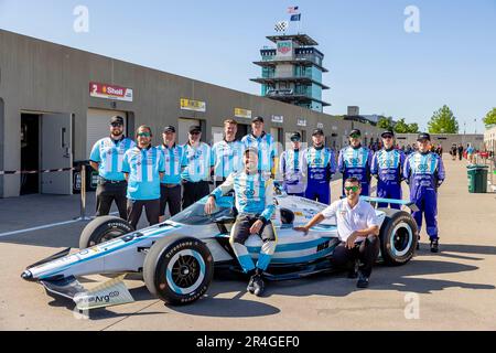 Indianapolis, USA. 26. Mai 2023. Die Mannschaft von Juncos Hollinger Racing posiert mit ihrem Rennwagen vor dem Indianapolis 500 in Indianapolis, USA. (Kreditbild: © Walter G. Arce Sr./ZUMA Press Wire) NUR REDAKTIONELLE VERWENDUNG! Nicht für den kommerziellen GEBRAUCH! Stockfoto