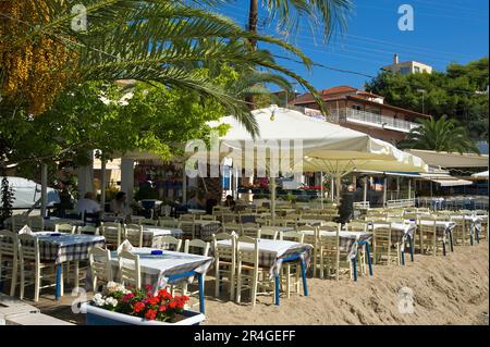 Straßencafe in Neos Marmaras, Sithonia, Calkidiki, Chalkidiki, Griechenland Stockfoto