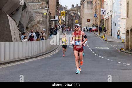 Edinburgh, Schottland, Vereinigtes Königreich, 28. Mai 2023. Edinburgh Marathon: Die führenden Läufer (mit Ollie Garrod an der Spitze) Tausender Marathonläufer laufen die Royal Mile in der Anfangsphase der Route hinunter. Kredit: Sally Anderson/Alamy Live News Stockfoto