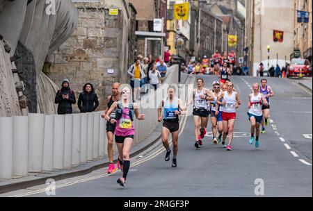 Edinburgh, Schottland, Vereinigtes Königreich, 28. Mai 2023. Edinburgh Marathon: Die führenden Läufer von 35.000 Marathonläufern laufen die Royal Mile in der Anfangsphase der Route hinunter. Kredit: Sally Anderson/Alamy Live News Stockfoto